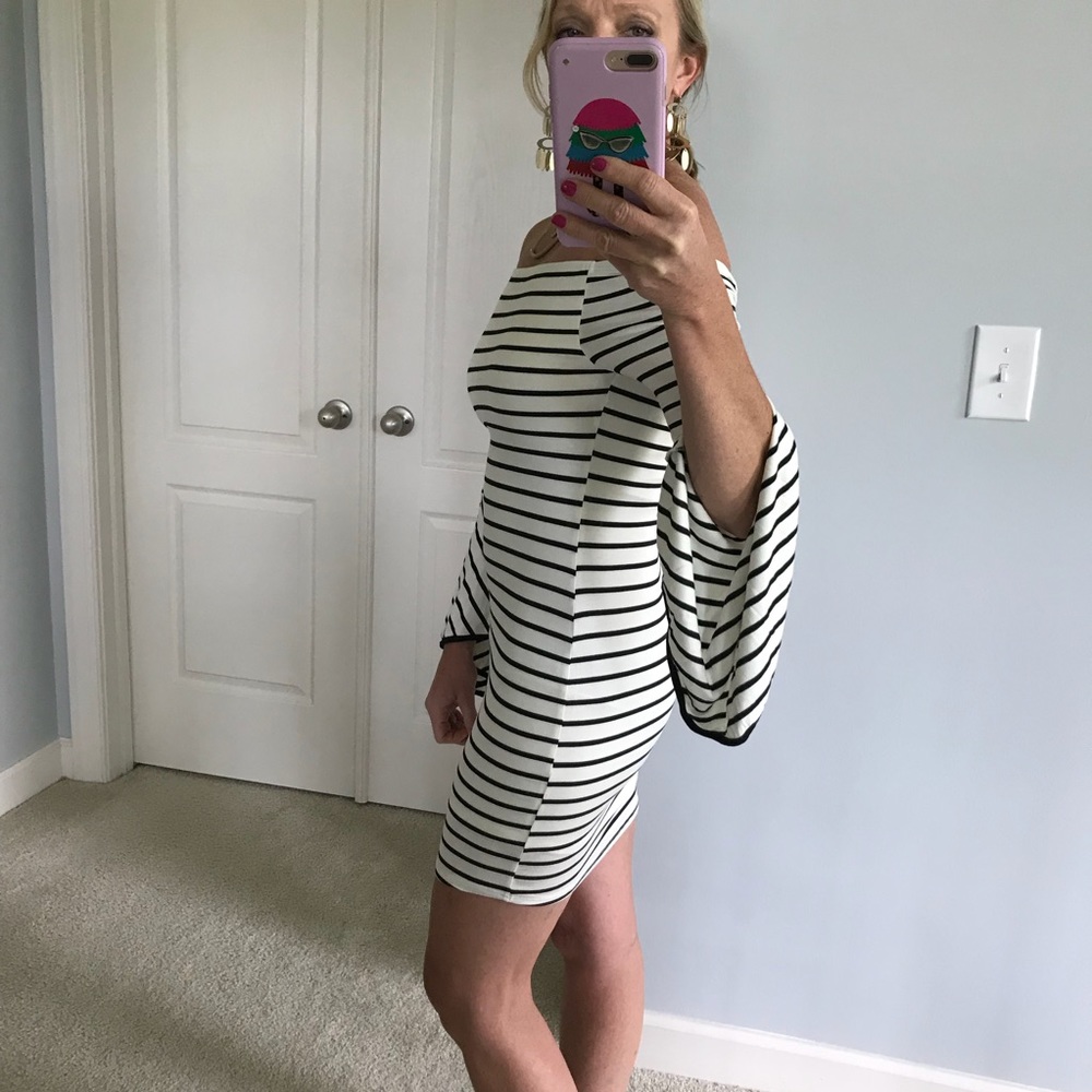 🎉1 SMALL🎉Off the Shoulder Bell Sleeve Dress - Picture 3 of 8
